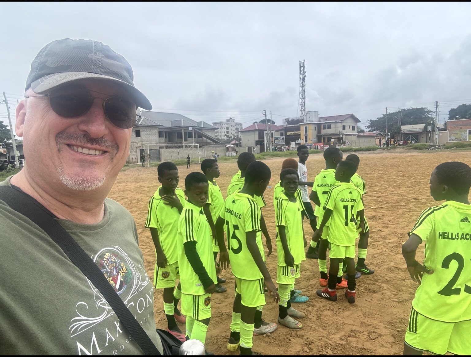 La squadra Hellas Accra con la prima divisa ufficiale acquistata nel 2024